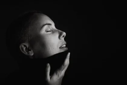 découvrez l'univers captivant du monochrome, une tendance artistique et design qui joue avec les nuances d'une seule couleur. explorez comment cette approche minimaliste peut transformer votre espace et exprimera votre personnalité à travers des choix audacieux et harmonieux.