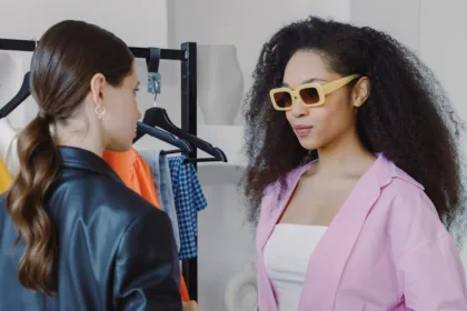 découvrez les essentiels de la garde-robe pour un style intemporel et polyvalent. des pièces incontournables à combiner pour chaque occasion, parfaite pour affirmer votre personnalité mode.