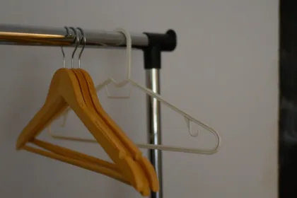 découvrez les essentiels d'une garde-robe minimaliste pour simplifier votre style tout en ajoutant une touche d'élégance. apprenez à choisir des pièces polyvalentes et intemporelles qui vous permettront de créer des tenues variées avec un minimum d'effort.