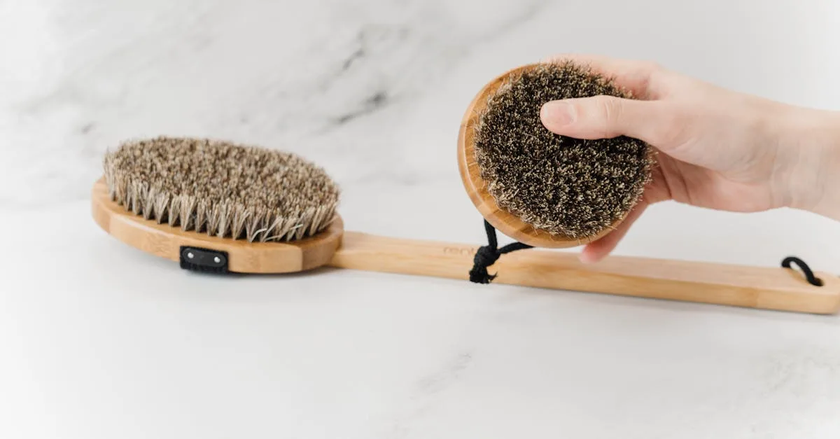 découvrez les bienfaits du dry brushing, une technique exfoliante qui stimule la circulation, purifie la peau et favorise le drainage lymphatique. apprenez à intégrer cette pratique dans votre routine beauté pour un teint éclatant et une peau revitalisée.