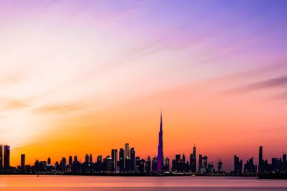 découvrez dubaï, une ville emblématique des émirats arabes unis connue pour ses gratte-ciel futuristes, ses centres commerciaux luxueux, ses plages paradisiaques et son ambiance cosmopolite.