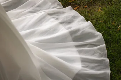 découvrez notre collection de robes de mariée vertes, élégantes et originales pour un mariage unique et éco-responsable.