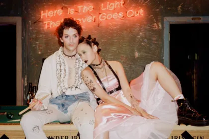 découvrez les coiffures rétro incontournables pour un look vintage chic et intemporel. inspirez-vous des styles emblématiques des décennies passées.