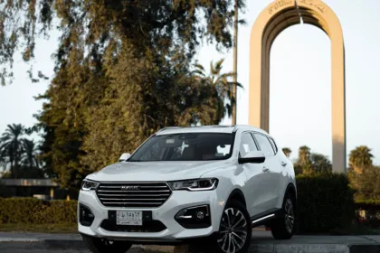 découvrez le reverse balayage, une technique de coloration innovante qui illumine vos cheveux en douceur pour un effet naturel et lumineux.