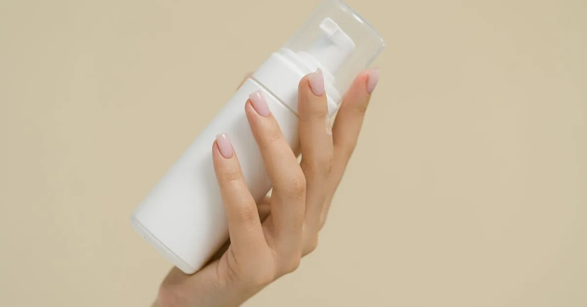découvrez notre sérum innovant, enrichi en actifs puissants, qui hydrate, nourrit et illumine votre peau pour un teint éclatant et un confort durable au quotidien.