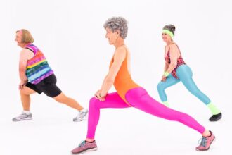 découvrez des coiffures élégantes et adaptées pour les femmes de plus de 60 ans, alliant style, modernité et simplicité pour sublimer votre beauté naturelle.