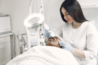 découvrez les effets secondaires possibles du traitement hydrafacial, une procédure de soin du visage populaire pour une peau éclatante et hydratée.