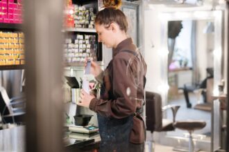découvrez les meilleurs salons de coiffure à grenoble pour tous vos besoins capillaires. coupes, colorations et soins professionnels près de chez vous.