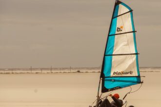 découvrez le land sailing, une activité sportive passionnante qui consiste à naviguer sur terre à l'aide d'un char à voile propulsé par le vent. parfait pour les amateurs de sensations fortes et de plein air.