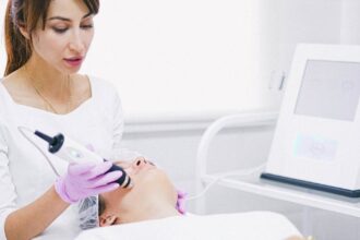 découvrez les risques potentiels des traitements du visage par radiofréquence, leurs effets secondaires possibles et les précautions à prendre pour assurer votre sécurité.