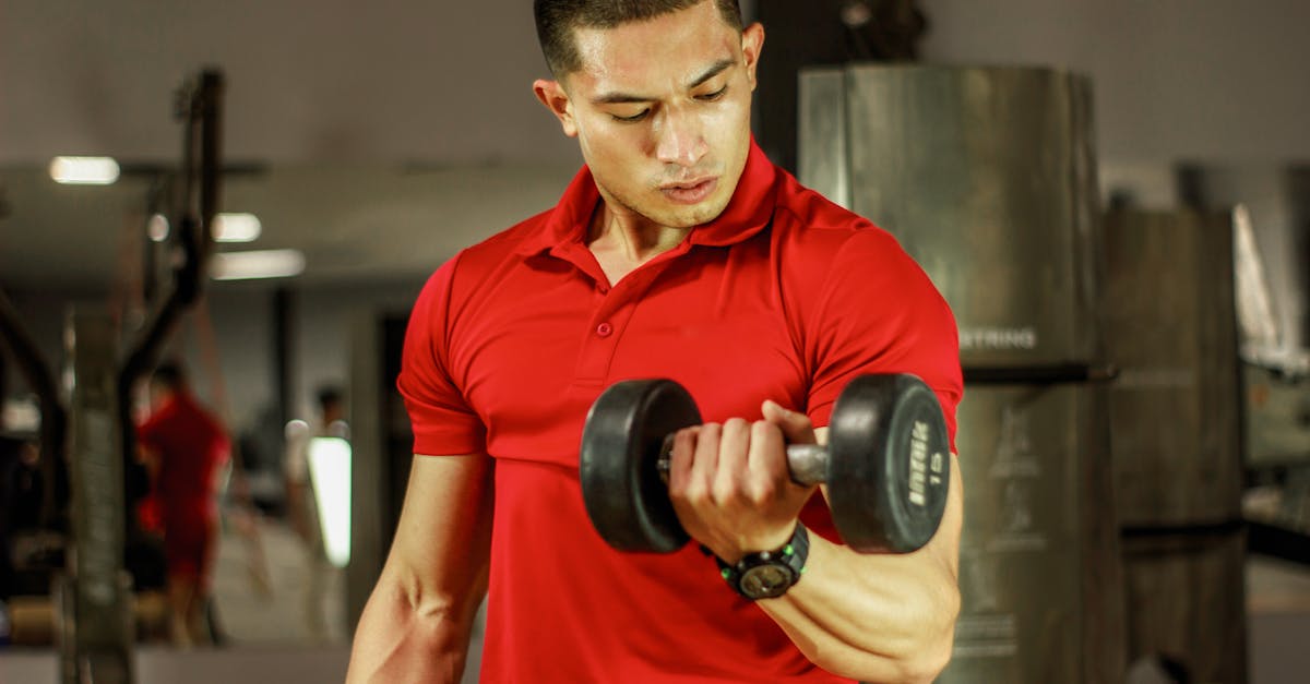découvrez comment paraître plus musclé en portant des vêtements simples grâce à nos astuces de style faciles à adopter.
