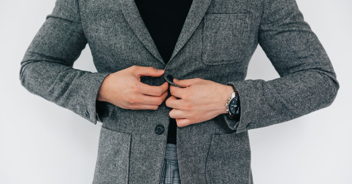 découvrez comment paraître plus musclé grâce à des vêtements simples et bien choisis, pour un look élégant et athlétique au quotidien.