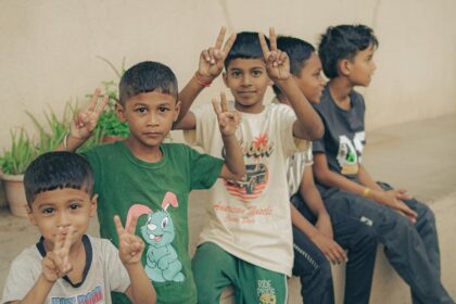 découvrez comment choisir la taille de vêtements pour enfants en fonction de leur âge pour un ajustement parfait et un confort optimal.