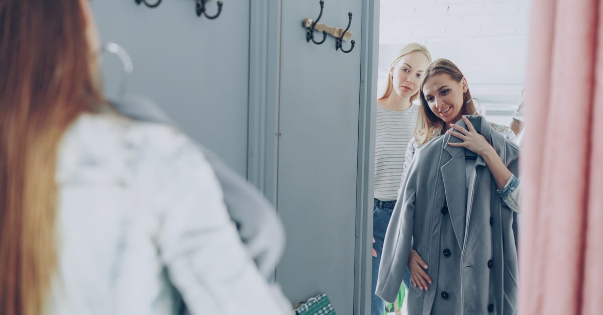 découvrez des astuces de mode spécialement conçues pour les silhouettes petites et fines, pour sublimer votre style au quotidien.