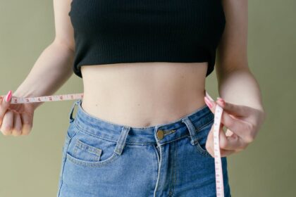 découvrez des conseils de mode adaptés aux silhouettes petites et fines pour sublimer votre style au quotidien.