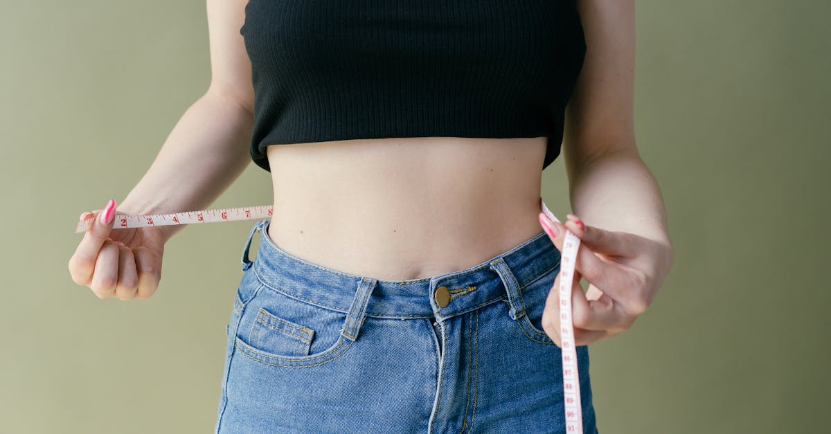 découvrez des conseils de mode adaptés aux silhouettes petites et fines pour sublimer votre style au quotidien.