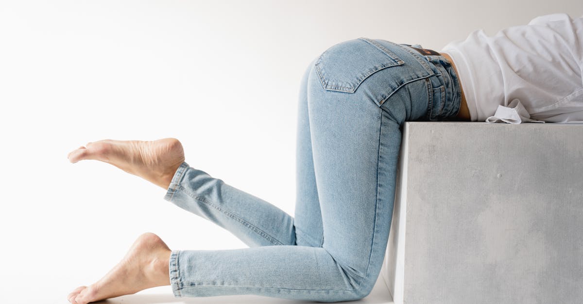 découvrez comment le jean rétrécit, les causes du rétrécissement et nos conseils pour éviter que votre jean préféré ne perde sa taille.