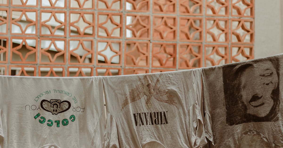 découvrez pourquoi vos t-shirts rétrécissent après lavage et comment éviter ce problème pour garder vos vêtements à la bonne taille.