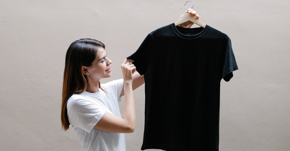 découvrez pourquoi les t-shirts rétrécissent après lavage et comment éviter ce problème courant pour garder vos vêtements en parfait état.