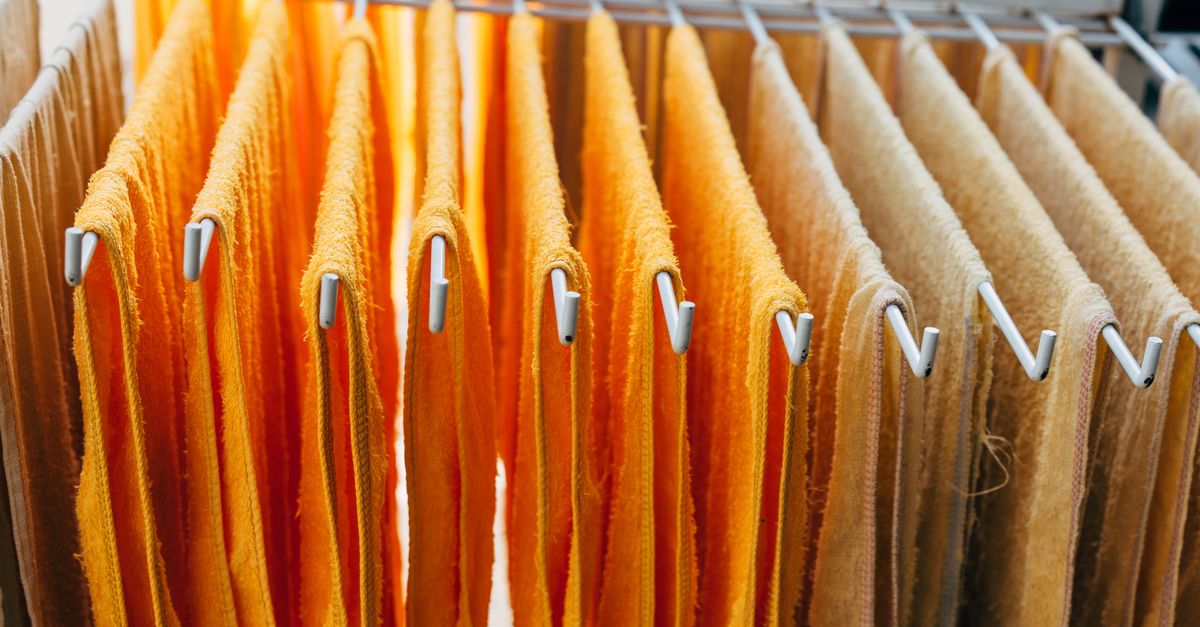 découvrez pourquoi les vêtements deviennent rigides après le séchage et comment retrouver leur douceur grâce à nos astuces simples et efficaces.