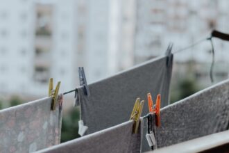 découvrez pourquoi les vêtements deviennent rigides après le séchage et comment préserver leur douceur grâce à nos conseils pratiques.