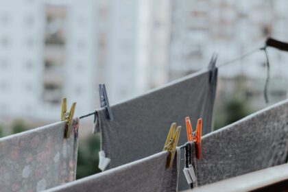 découvrez pourquoi les vêtements deviennent rigides après le séchage et comment préserver leur douceur grâce à nos conseils pratiques.