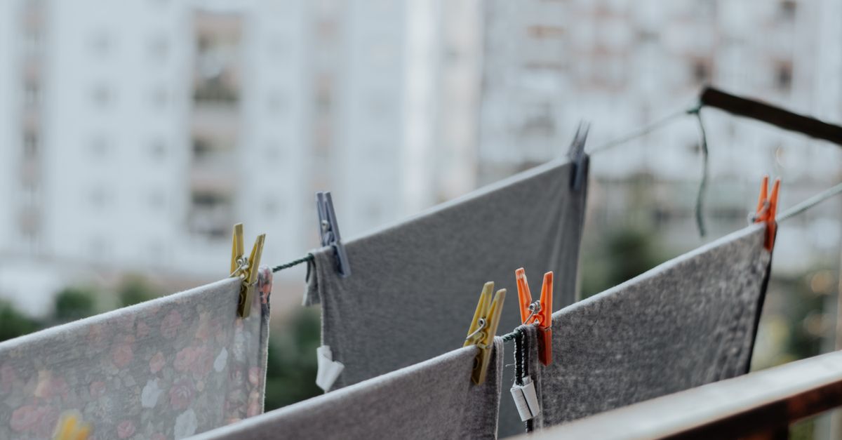 découvrez pourquoi les vêtements deviennent rigides après le séchage et comment préserver leur douceur grâce à nos conseils pratiques.