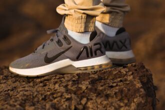 découvrez nos chaussures de marche pour hommes alliant confort optimal et design moderne, parfaites pour vos longues promenades quotidiennes.
