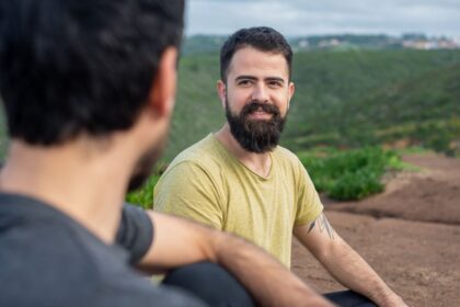découvrez des conseils naturels pour favoriser la croissance de votre barbe, renforcer les follicules et obtenir une barbe dense et saine sans produits chimiques.
