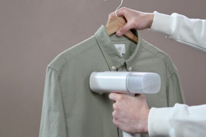 découvrez comment éliminer efficacement les odeurs de transpiration de vos vêtements pour qu'ils restent frais et propres plus longtemps.