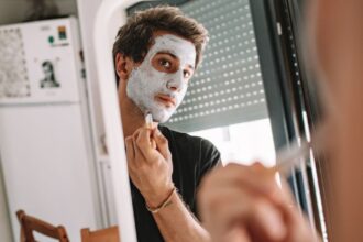 découvrez une routine de soins simple et efficace spécialement conçue pour les hommes, idéale pour garder une peau saine et fraîche au quotidien.