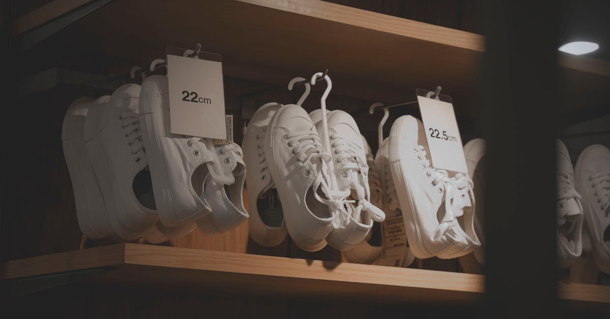 découvrez nos conseils pratiques pour l'entretien et le nettoyage de vos baskets blanches, afin de les garder comme neuves plus longtemps.