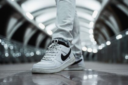découvrez nos conseils pratiques pour l'entretien et la maintenance de vos baskets blanches, afin de les garder propres et comme neuves plus longtemps.
