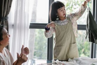 guide des tailles de vêtements selon l'âge : trouvez facilement la taille adaptée pour chaque tranche d'âge.