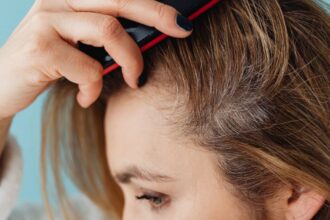 découvrez des conseils efficaces et des solutions naturelles pour prévenir les pellicules et garder un cuir chevelu sain au quotidien.
