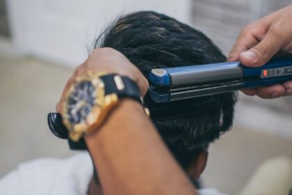 découvrez nos techniques et astuces pour un lissage parfait des cheveux, des méthodes professionnelles aux solutions à domicile pour des cheveux lisses et brillants.