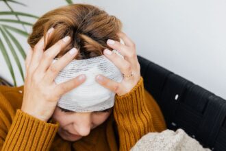 découvrez les causes, symptômes et traitements de la douleur du cuir chevelu pour mieux la soulager et retrouver votre confort.