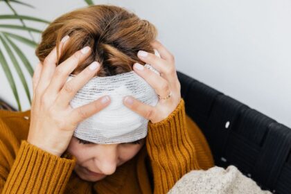 découvrez les causes, symptômes et traitements de la douleur du cuir chevelu pour mieux la soulager et retrouver votre confort.