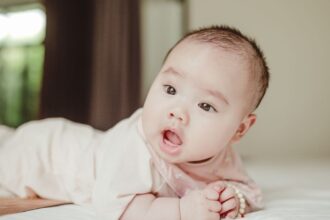 découvrez tout sur le monde des bébés : soins, alimentation, développement et conseils pratiques pour les jeunes parents.