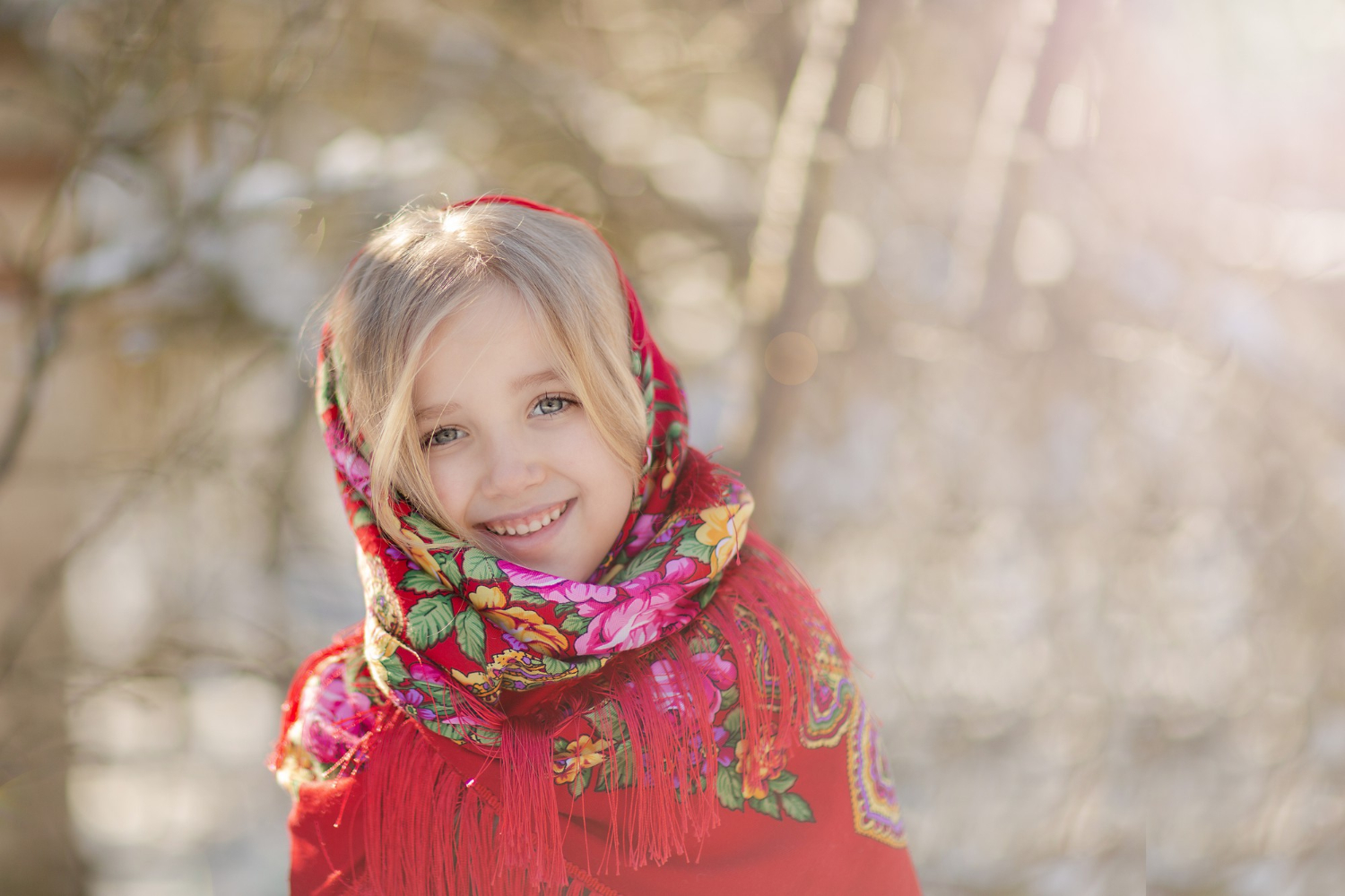 jeune enfant se promenant dans la nature vetue d'un joli pull rouge et d'une écharpe