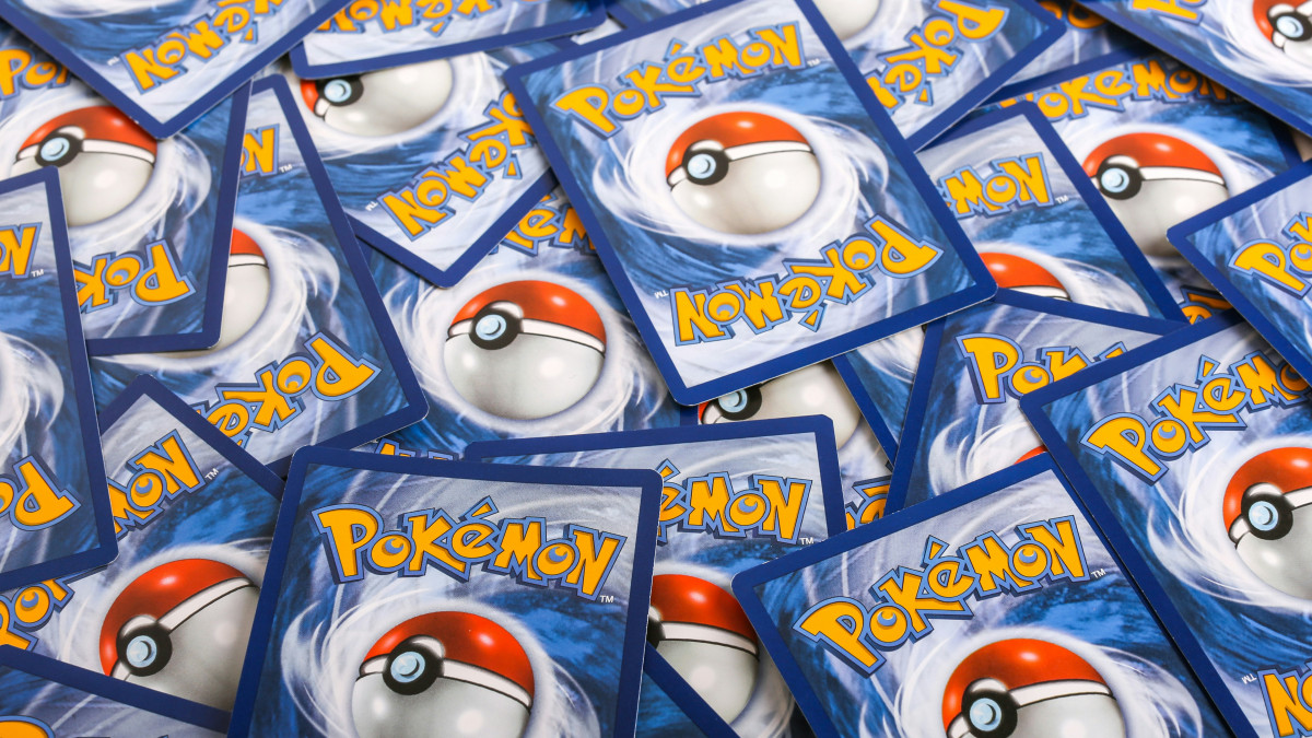 Plusieurs cartes Pokemon sont entreprosés sur une table