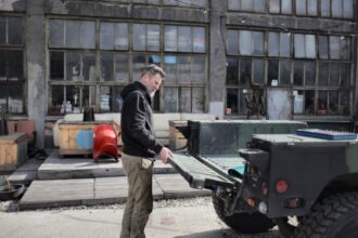 découvrez comment porter un pantalon cargo avec élégance après 40 ans : conseils pour choisir la coupe, les couleurs et les bonnes associations.