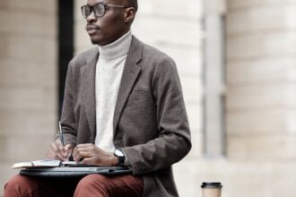 découvrez le pantalon en flanelle grise, une pièce élégante et polyvalente, idéale pour composer des tenues raffinées au quotidien.