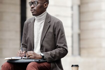 découvrez le pantalon en flanelle grise, une pièce élégante et polyvalente, idéale pour composer des tenues raffinées au quotidien.