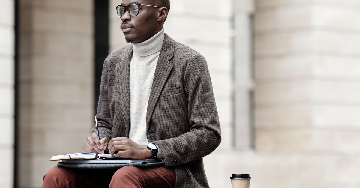 découvrez le pantalon en flanelle grise, une pièce élégante et polyvalente, idéale pour composer des tenues raffinées au quotidien.