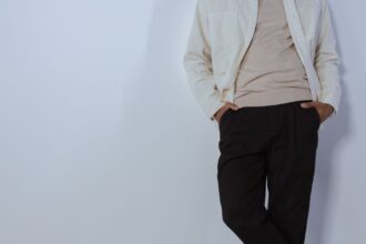découvrez quelle veste porter avec une chemise homme à col mao pour créer une tenue élégante, moderne et adaptée à chaque occasion.