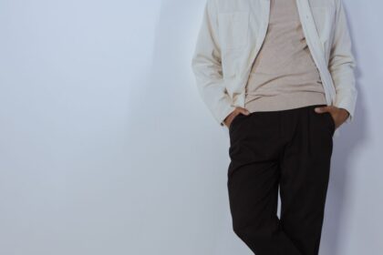 découvrez quelle veste porter avec une chemise homme à col mao pour créer une tenue élégante, moderne et adaptée à chaque occasion.