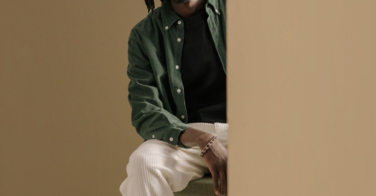 découvrez notre sélection de chinos beige pour homme : des pantalons élégants et confortables, faciles à associer au quotidien.