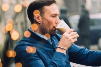 adoptez un style élégant et décontracté avec un cardigan homme en grosse maille, associé à un chino pour une tenue confortable et tendance.