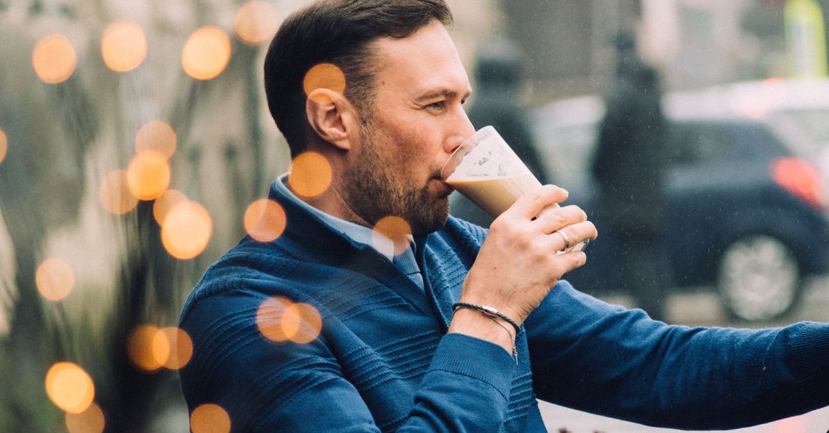 adoptez un style élégant et décontracté avec un cardigan homme en grosse maille, associé à un chino pour une tenue confortable et tendance.